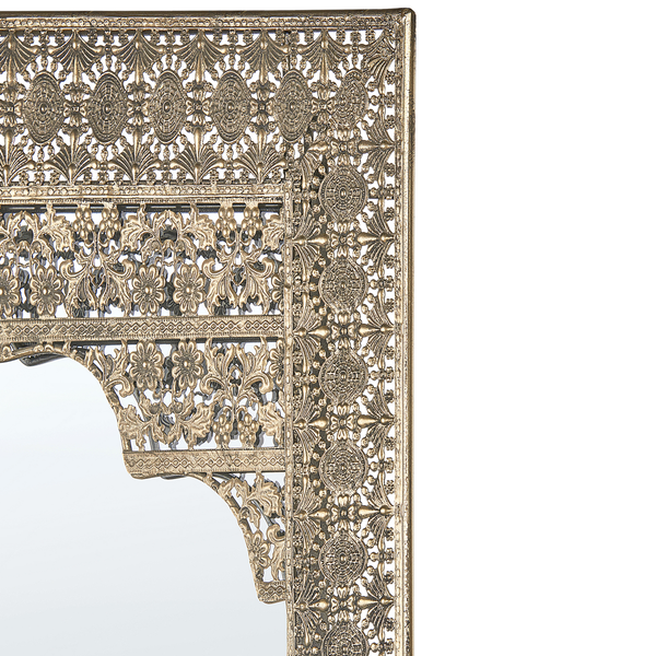 Detailansicht eines Spiegels mit verziertem Metallrahmen