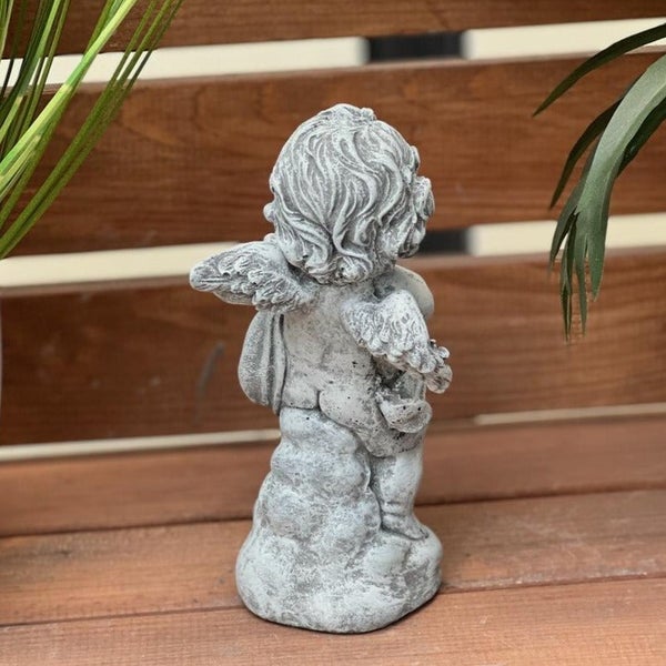 Gartenfigur Engel als stehende Engelsfigur aus Stein für die Gartendekoration