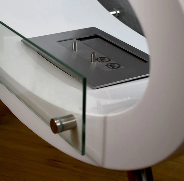 Detailansicht eines Ethanolkamins mit Glasabdeckung und Metalleinsatz