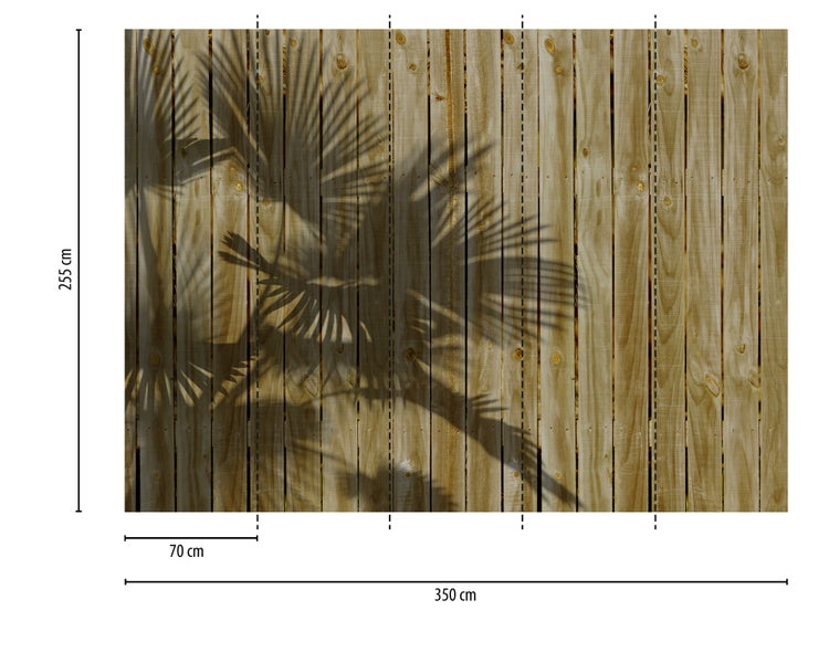 Fototapete in Holzoptik mit Schatten von Palmblättern, 350 mal 255 Zentimeter.