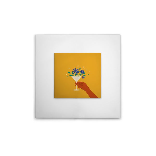 Quadratisches Wandbild mit Abbildung einer Hand, die ein Martini Glas mit Blumen hält.