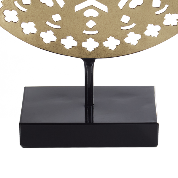 Dekorative Skulptur mit abstraktem Muster auf schwarzem Sockel