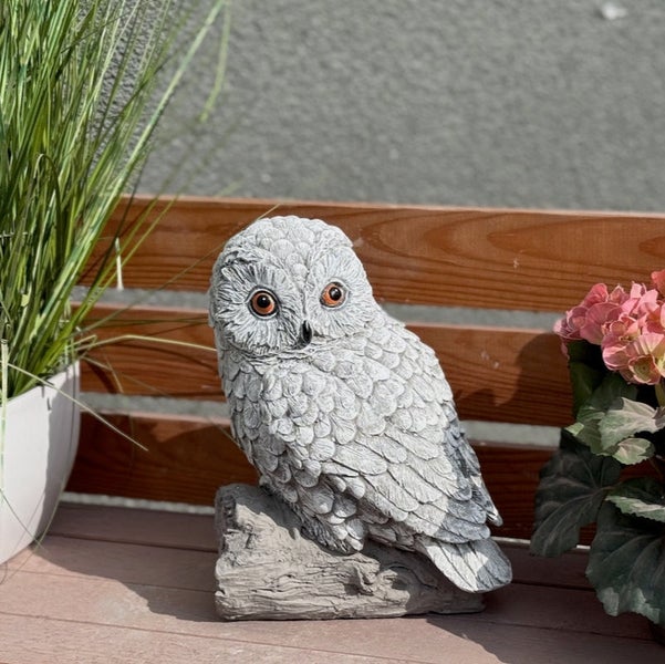Detaillierte Eulen Gartenfigur aus Kunststein auf einem Baumstamm sitzend als dekorative Gartenstatue.