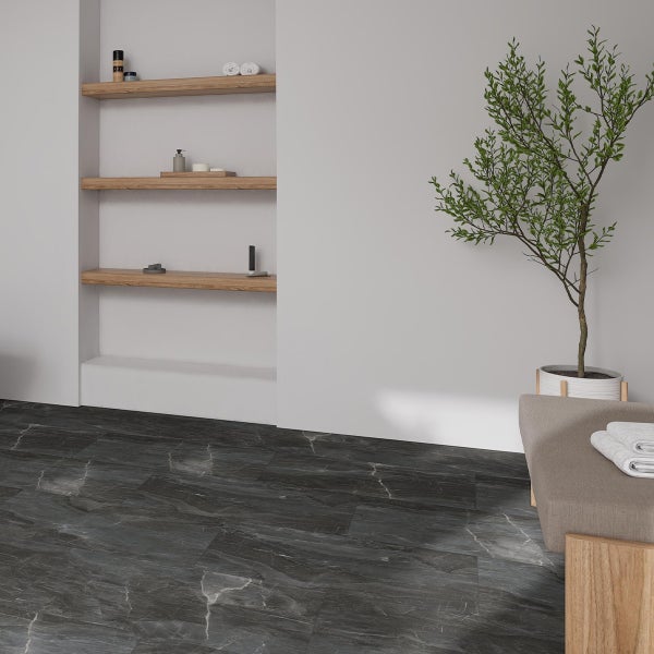 Badezimmer mit dunklen Bodenfliesen in Marmoroptik, Holzregalen, Dekoration und Pflanze