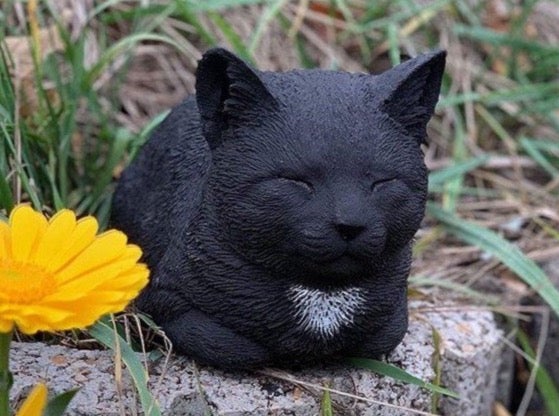 Gartenfigur Katze aus Kunststein in liegender Position, detailreiche Tierfigur zur Gartendekoration.