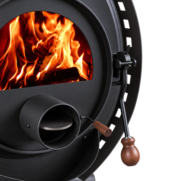 Detailansicht eines Kaminofens mit brennendem Holzfeuer hinter der runden Glastür sowie Bedienhebel mit Holzgriff.