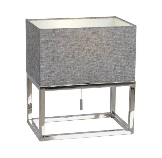 Tischleuchte mit quadratischem Stoffschirm und Metallfuß