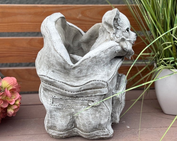 Garten-Dekofigur Pflanztopf in Form eines Hundes in einem Schuh aus Steinguss
