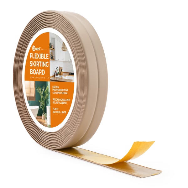 Flexible, selbstklebende Sockelleiste in Rollenform von Quest Profile für Bodenabschlüsse.