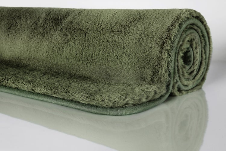 Runder Hochflor-Teppich in Olivgrün mit weicher Oberfläche.