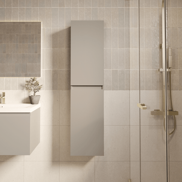 Modernes Badezimmer mit wandhängendem Hochschrank, Waschtisch mit Unterschrank, Spiegel und Glasdusche mit goldener Armatur.