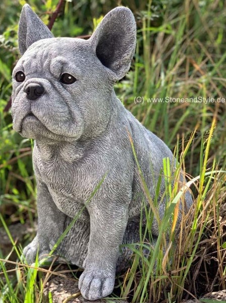 Steinfigur einer Französischen Bulldogge zur Gartendekoration aus witterungsbeständigem Material