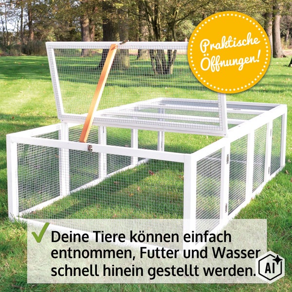 Freigehege aus Holz mit Gitter und aufklappbarem Dach für Kleintiere auf einer Wiese.
