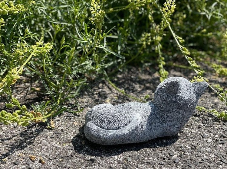 Dekorative Gartenfigur in Form einer liegenden Katze aus Stein für den Außenbereich