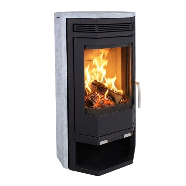 Kaminofen mit Natursteinverkleidung und brennendem Holzfeuer hinter einer Sichtscheibe mit Holzlagerfach.