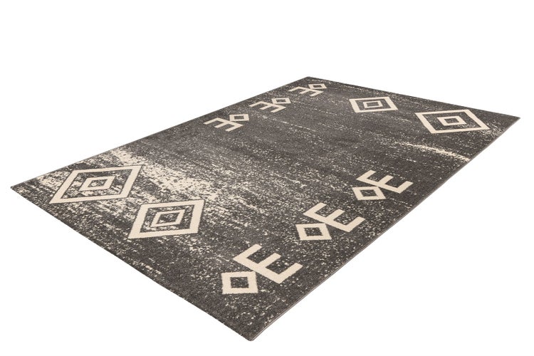 Rechteckiger Teppich in Anthrazit mit hellen geometrischen Mustern und Rauten im Vintage-Look.