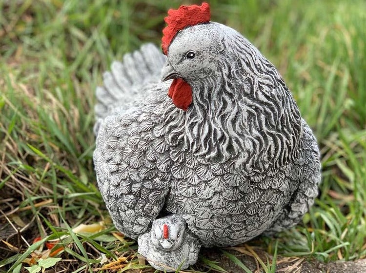 Gartendekoration aus Stein in Form einer Henne mit Küken, detailreiche Tierfigur für den Garten.