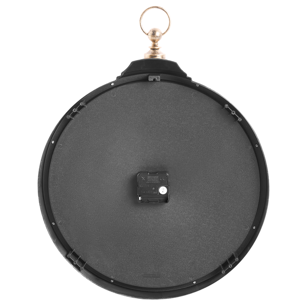 Wohnzimmer-Szene mit Wanduhr im Vintage-Stil, zwei Sesseln und einem Bücherregal