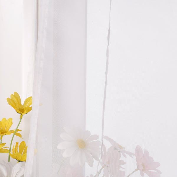 Leichter Vorhang mit Blumendekoration