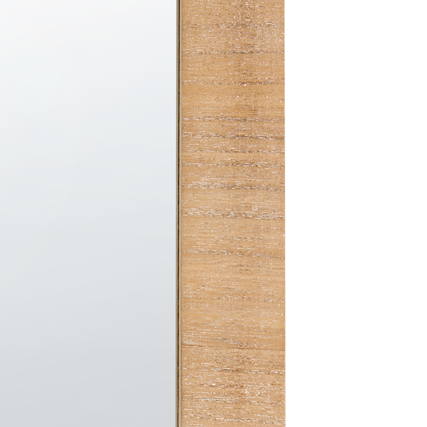 Detailansicht eines Spiegels mit Holzrahmen