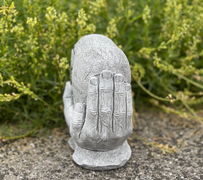 Grabschmuck in Form von zwei schützenden Händen, die ein Herz halten, aus wetterfestem Kunststein für den Friedhof oder Garten.