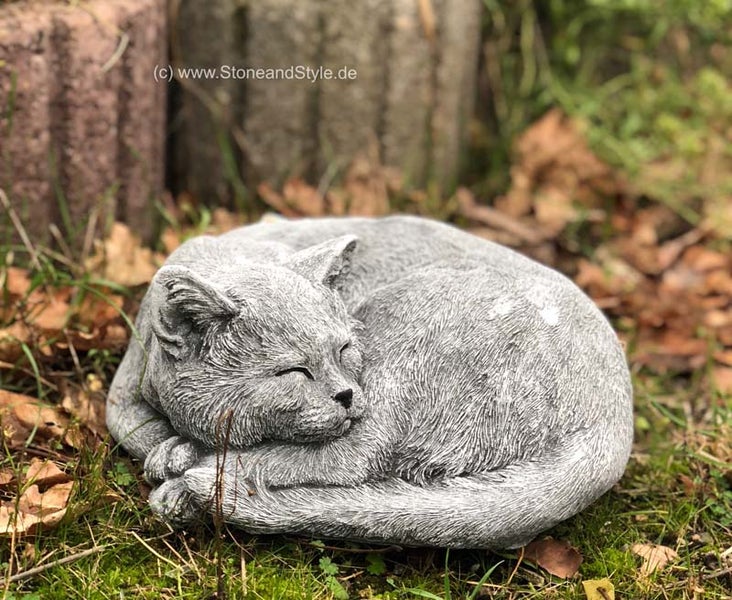 Steinfigur einer schlafenden Katze für den Garten aus witterungsbeständigem Material