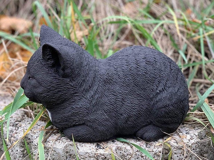 Dekorative Katzenfigur aus Kunststein fuer den Garten