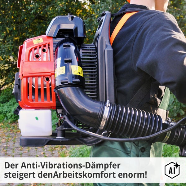Person trägt einen rückentragbaren Laubbläser mit Anti-Vibrations-Dämpfer für mehr Arbeitskomfort.