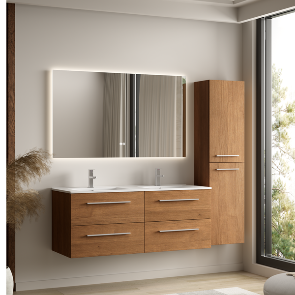 Modernes Badezimmermöbelset mit Doppelwaschtisch, Unterschrank in Holzoptik, Hochschrank und beleuchtetem Wandspiegel in einem hellen Badezimmer.