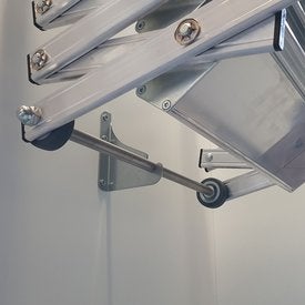 Detailansicht der Wandhalterung und Scherenmechanik einer Dachbodentreppe aus Aluminium.