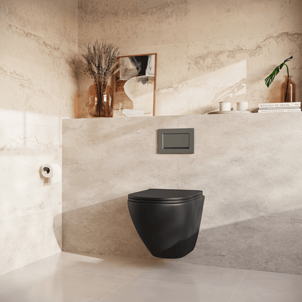 Modernes Badezimmer mit wandhängender Toilette, Betätigungsplatte und hellen Steinoptik Fliesen.