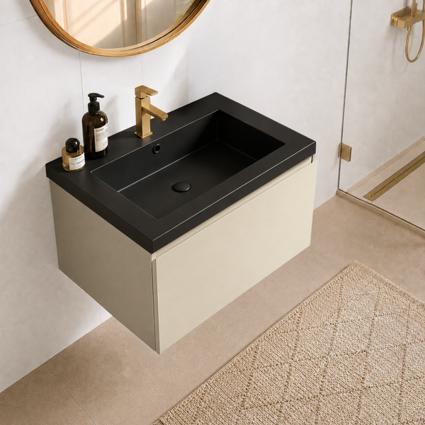 Moderner Waschtisch mit Unterschrank in einem hellen Badezimmer mit rundem Spiegel und goldener Armatur.