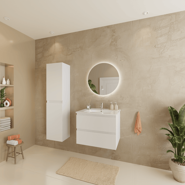Modernes Badezimmer mit weißem Waschtisch, hohem Wandschrank, beleuchtetem Rundspiegel und strukturierten Wänden in Steinoptik.