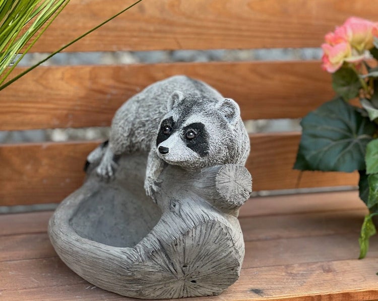 Gartenfigur Waschbär auf einem hohlen Baumstamm aus Kunststein