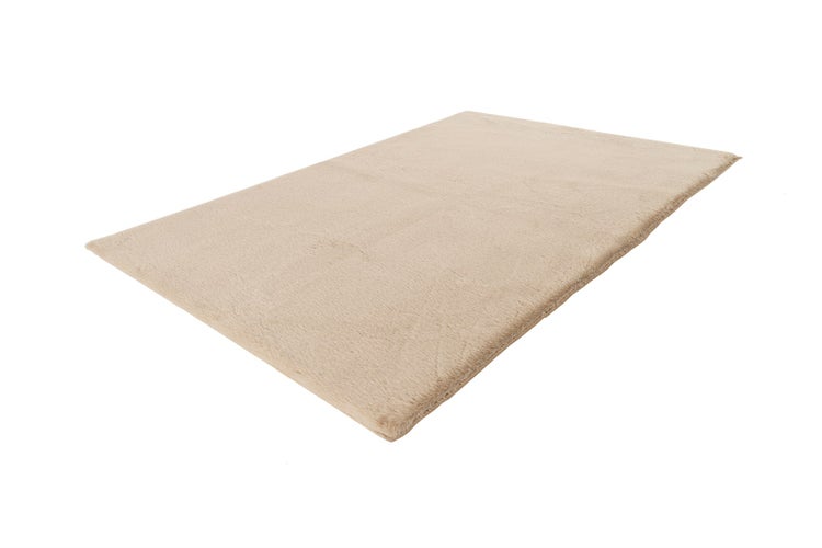 Rechteckiger Kunstfellteppich in Beige mit weicher Oberfläche.