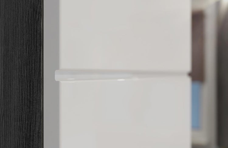 Detailansicht einer Griffleiste an einer weißen Hochglanz-Möbelfront neben dunklem Holzdekor.