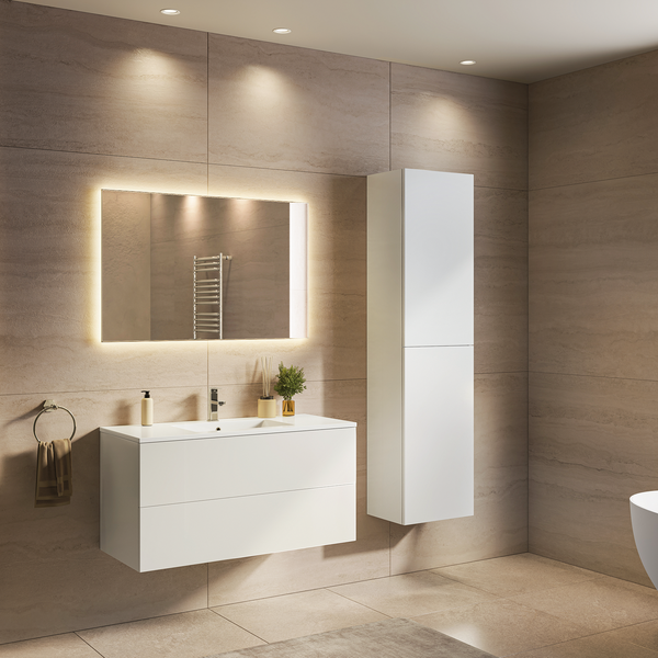 Modernes Badezimmer mit weißem Waschtischunterschrank, beleuchtetem Spiegel, Hochschrank und großen Wandfliesen in Natursteinoptik.