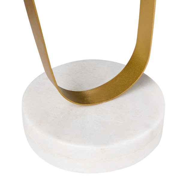 Dekoration mit abstrakter goldfarbener Skulptur auf Marmorsockel, Spiegel und künstlichem Blütenzweig auf Kaminsims