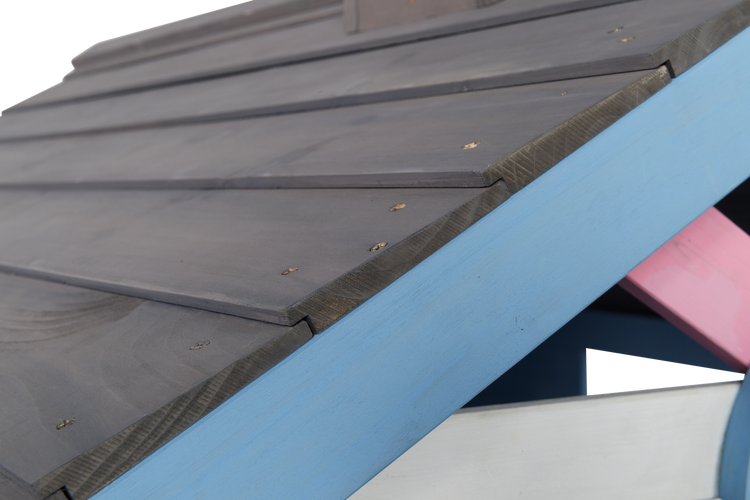 Detailansicht eines Spielhauses mit Holzdach und blauen Elementen