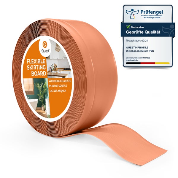 Quest flexible Weichsockelleiste aus Polyvinylchlorid auf einer Rolle mit Prüfengel Qualitätssiegel für geprüfte Qualität.