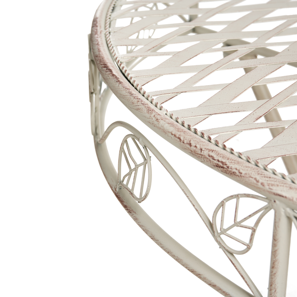 Einladende Gartenszene mit Tisch und Stühlen auf einem Balkon mit Blick auf die Stadt.