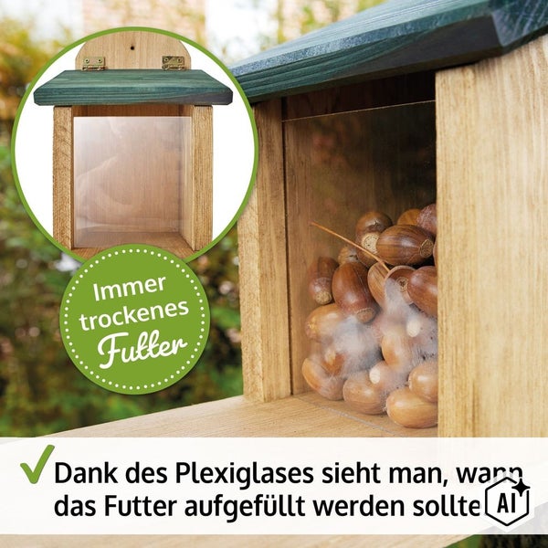 Ein hölzernes Eichhörnchenfutterhaus mit Sichtfenster aus Plexiglas und aufklappbarem Dach für trockene Futteraufbewahrung.