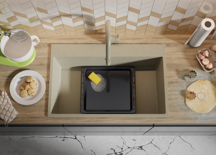 Spüle mit Spülbecken, Backblech, Schwamm, Teig, Ausstechformen, Plätzchen und Küchengeräten in einer Küche