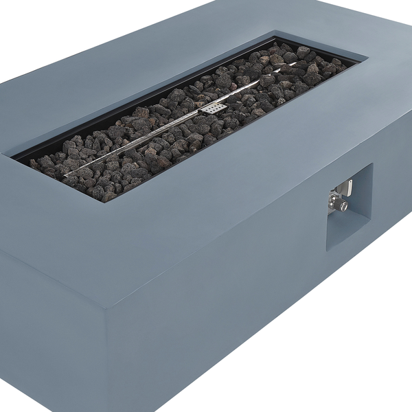 Kinderspielturm aus Holz mit rosa Rutsche, Babyschaukel, Kletterwand mit Griffen und Seil sowie einem Kletternetz.