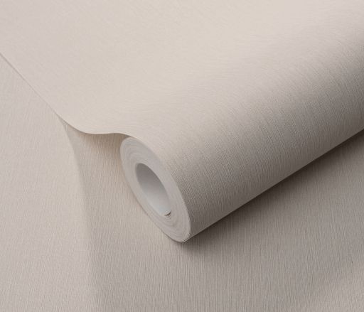 Dreistufiges Pflanzenregal aus Metall mit verschiedenen Topfpflanzen