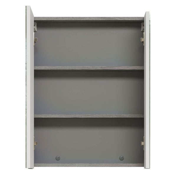 Offener Badezimmerschrank mit drei Ablagen