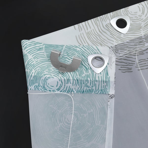 Detailansicht eines Vorhangs mit Muster, Ösen und Gardinenröllchen