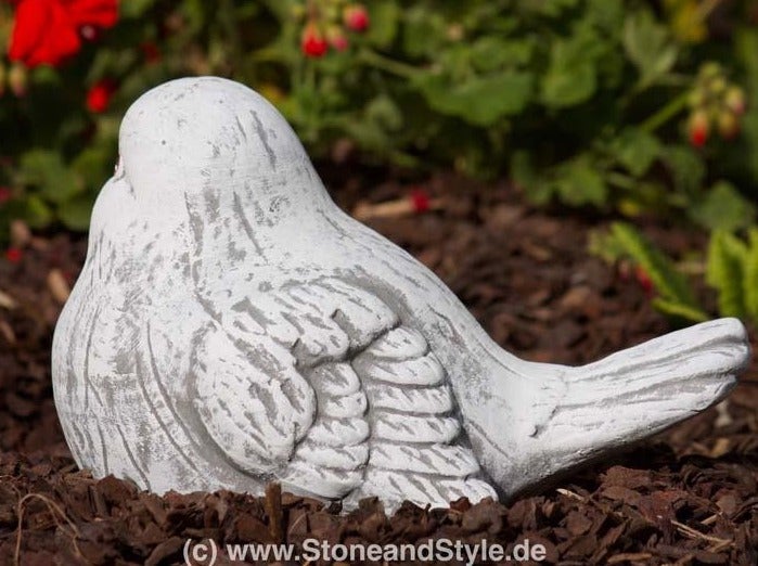 Dekorative Vogelfigur aus Stein für den Garten als wetterfeste Gartendekoration.