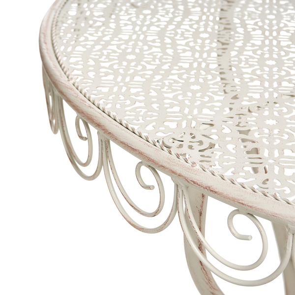 Detailansicht eines Gartentisches mit dekorativem, durchbrochenem Muster