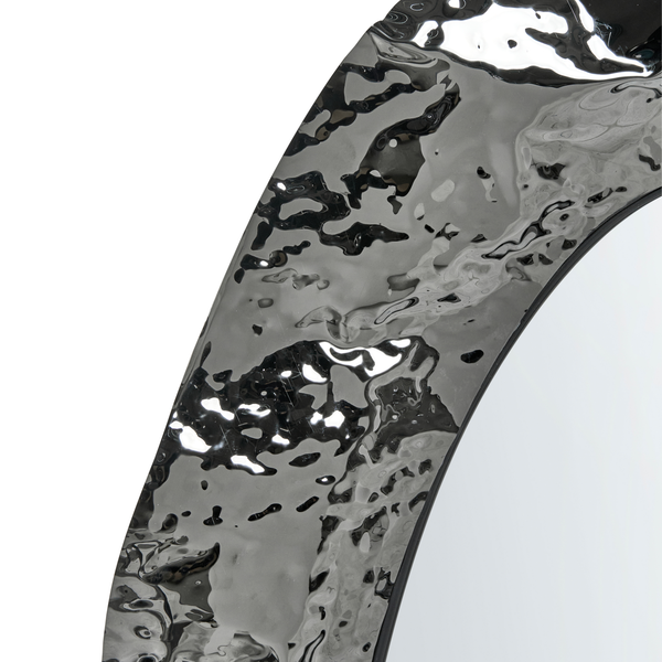 Detailansicht eines Spiegels mit unregelmäßig geformtem Rahmen